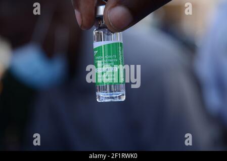 Im Mutuini Hospital in Nairobi hält ein Mitarbeiter des Gesundheitswesens eine Oxford/AstraZeneca COVID-19 Impfstoffflasche. Kenia erhielt am 3. März 2021 seine erste Charge von 1,02 Millionen Dosen Oxford/AstraZeneca durch globale COVAX-Regelung als Teil der 24 Millionen Dosen, die das Land voraussichtlich in ein paar Monaten importieren wird. Der Impfstoff, der derzeit an verschiedene Stationen im ganzen Land verteilt wird, wird zunächst an Beschäftigte im Gesundheitswesen, Lehrer und Menschen verabreicht, deren Immunität beeinträchtigt ist. Stockfoto