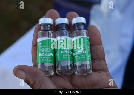 Ein Mitarbeiter des Gesundheitswesens hält im Mutuini Hospital in Nairobi Impffläschchen vom Typ Oxford/AstraZeneca COVID-19. Kenia erhielt am 3. März 2021 seine erste Charge von 1,02 Millionen Dosen Oxford/AstraZeneca durch globale COVAX-Regelung als Teil der 24 Millionen Dosen, die das Land voraussichtlich in ein paar Monaten importieren wird. Der Impfstoff, der derzeit an verschiedene Stationen im ganzen Land verteilt wird, wird zunächst an Beschäftigte im Gesundheitswesen, Lehrer und Menschen verabreicht, deren Immunität beeinträchtigt ist. Stockfoto