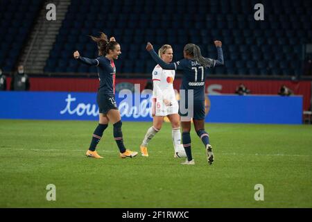 Sara Dabritz (PSG Feminine) und Kadidiatou Diani (PSG Feminine) feiern den Sieg, Amandine Henry (Olympique Lyonnais) enttäuscht während der französischen Frauenmeisterschaft, D1 Arkema Fußballspiel zwischen Paris Saint-Germain und Olympique Lyonnais am 20. November 2020 im Parc des Princes Stadion in Paris, Frankreich - Foto Stephane Allaman / DPPI Stockfoto