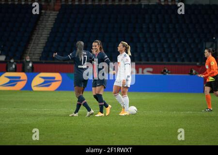 Sara Dabritz (PSG Feminine) und Kadidiatou Diani (PSG Feminine) feiern den Sieg, Amandine Henry (Olympique Lyonnais) enttäuscht während der französischen Frauenmeisterschaft, D1 Arkema Fußballspiel zwischen Paris Saint-Germain und Olympique Lyonnais am 20. November 2020 im Parc des Princes Stadion in Paris, Frankreich - Foto Stephane Allaman / DPPI Stockfoto