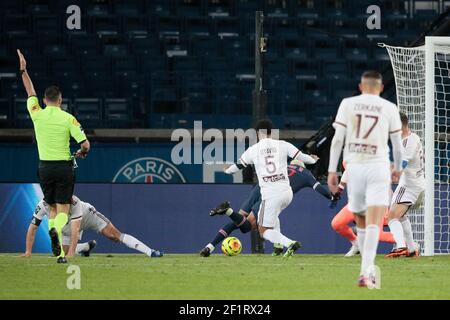 Octavio Henrique Passos Santos (Girondins de Bordeaux) fouls den Spieler Neymar da Silva Santos Junior - Neymar Jr (PSG) während der französischen Meisterschaft Ligue 1 Fußballspiel zwischen Paris Saint-Germain und Girondins de Bordeaux am 28. November 2020 im Parc des Princes Stadion in Paris, Frankreich - Foto Stephane Allaman / DPPI Stockfoto