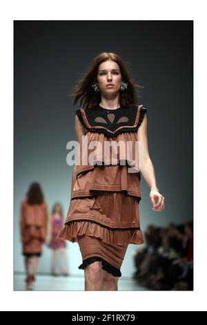 London Fashion Week Emma Cook Showfoto von David Sandison The Independent Stockfoto