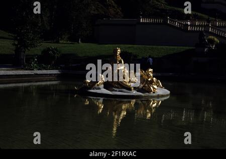 Ettal, Deutschland. 6/19/1990. Schloss Linderhof. Erbaut von König Ludwig II. Von Bayern das kleine Schloss wurde zwischen 1863 und 1886 in 2nd ROKOKO-Stil Architektur gebaut. Ludwigs maurischer Kiosk ist wunderschön, ebenso sein Schlafzimmer, seine Decken, Brunnen und Gärten. Stockfoto