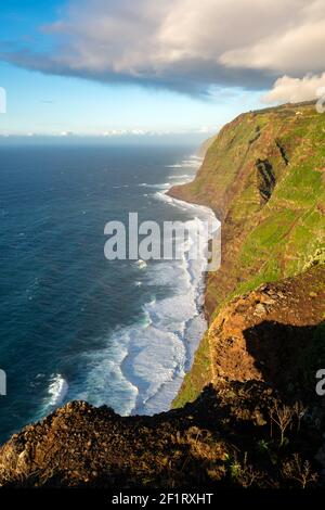 Blick auf die Landschaft von Ponta do Pargo Leuchtturm bei Sonnenuntergang Stockfoto