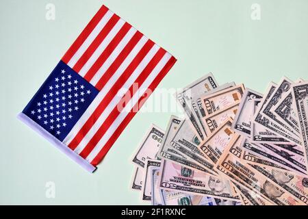 Stapel von Papierdollar und amerikanische Flagge. Draufsicht. Nahaufnahme. Selektiver Fokus. Speicherplatz kopieren. Stockfoto