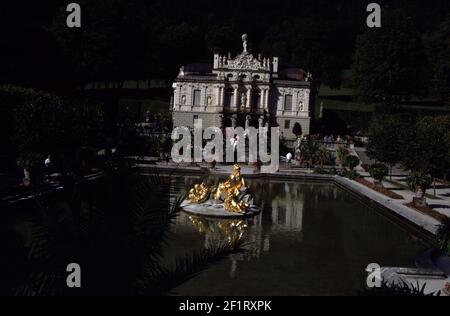 Ettal, Deutschland. 6/19/1990. Schloss Linderhof. Erbaut von König Ludwig II. Von Bayern das kleine Schloss wurde zwischen 1863 und 1886 in 2nd ROKOKO-Stil Architektur gebaut. Ludwigs maurischer Kiosk ist wunderschön, ebenso sein Schlafzimmer, seine Decken, Brunnen und Gärten. Stockfoto