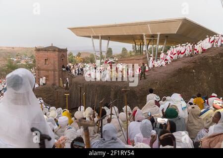 Pilger beobachten die Prozession der Priester und Diakone am Weihnachtsmorgen in Beta Maryam. Pilger, einige sind bis zu drei Wochen gelaufen und reisen Stockfoto