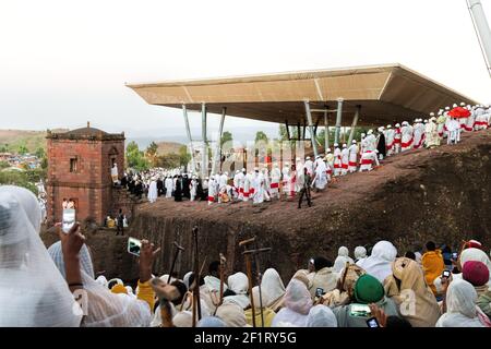 Pilger beobachten die Prozession der Priester und Diakone am Weihnachtsmorgen in Beta Maryam. Pilger, einige sind bis zu drei Wochen gelaufen und reisen Stockfoto