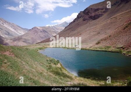 Hochgebirgssee namens Laguna de Horcones im Aconcagua Provincial Park, Anden, Provinz Mendoza, Argentinien. Stockfoto