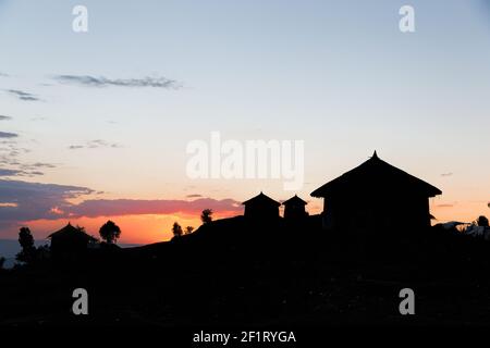 Äthiopische Tukul Haus Silhouetten, in der Nähe Lalibela Kirche Komplex bei Sonnenuntergang Stockfoto