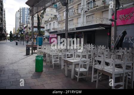 Mar del Plata, Buenos Aires, Argentinien - April, 2020: Geschlossen Bürgersteig-Café während der Sperre auf Peatonal San Martin Straße. Stühle auf Tischen Stockfoto