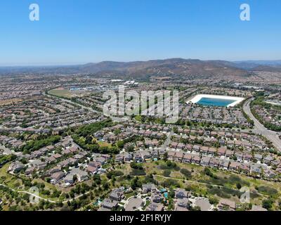 Luftaufnahme des Wasserrecycling Reservoirs umgeben von Vorstadtviertel In San Diego County Stockfoto