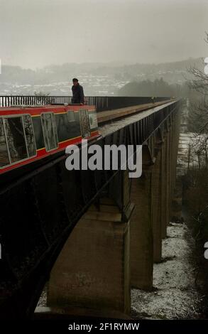 DAS ERSTE NARROWBOOT, DAS DAS PONTCYSYLLTE AQUÄDUKT NR LLANGOLLEN, N WALES ÜBERQUERT, DAS NACH SEINER RESTAURIERUNG DURCH BRITISCHE WASSERSTRASSEN WIEDER ERÖFFNET WIRD. 12/3/04 . PILSTON Stockfoto