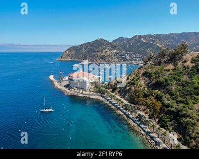 Luftaufnahme von Catalina Casino und Avalon Hafen mit Segelbooten. Stockfoto