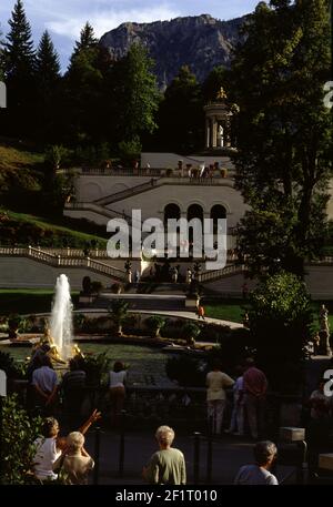 Ettal, Deutschland. 6/19/1990. Schloss Linderhof. Erbaut von König Ludwig II. Von Bayern das kleine Schloss wurde zwischen 1863 und 1886 in 2nd ROKOKO-Stil Architektur gebaut. Ludwigs maurischer Kiosk ist wunderschön, ebenso sein Schlafzimmer, seine Decken, Brunnen und Gärten. Stockfoto