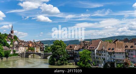 Panoramablick auf die idyllische Grenzstadt Laufenburg Der Rhein in der Nordschweiz Stockfoto