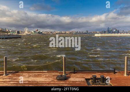 Sturm an der Küste des Kaspischen Meeres in Baku Stockfoto