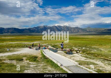 Familien und Kinder genießen Wild Willy's Hot Spring in Long Valley, Mammoth Lakes, Kalifornien. USA Stockfoto