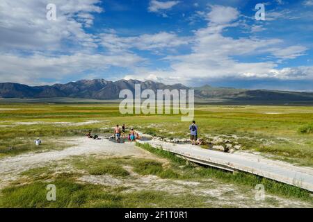 Familien und Kinder genießen Wild Willy's Hot Spring in Long Valley, Mammoth Lakes, Kalifornien. USA Stockfoto