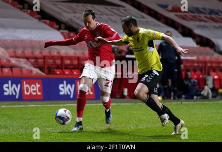 Charlton Athletic's Liam Millar (links) und Northampton Town's Michael Harriman kämpfen um den Ball während des Sky Bet League One Matches im Valley, London. Bilddatum: Dienstag, 9. März 2021. Stockfoto