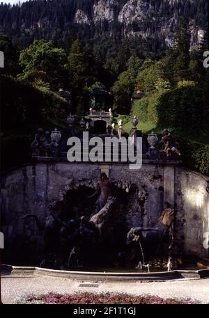 Ettal, Deutschland. 6/19/1990. Schloss Linderhof. Erbaut von König Ludwig II. Von Bayern das kleine Schloss wurde zwischen 1863 und 1886 in 2nd ROKOKO-Stil Architektur gebaut. Ludwigs maurischer Kiosk ist wunderschön, ebenso sein Schlafzimmer, seine Decken, Brunnen und Gärten. Stockfoto