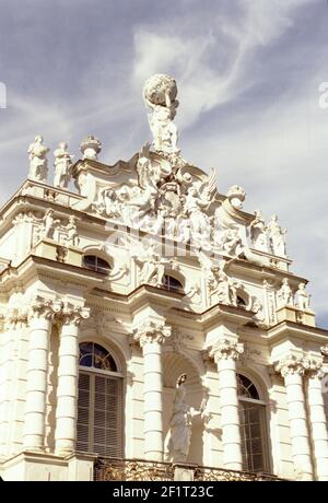 Ettal, Deutschland. 6/19/1990. Schloss Linderhof. Erbaut von König Ludwig II. Von Bayern das kleine Schloss wurde zwischen 1863 und 1886 in 2nd ROKOKO-Stil Architektur gebaut. Ludwigs maurischer Kiosk ist wunderschön, ebenso sein Schlafzimmer, seine Decken, Brunnen und Gärten. Stockfoto