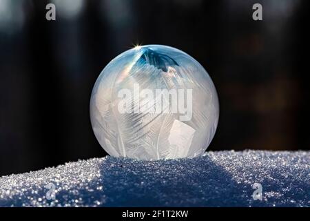 Luftblasen, die im Winter vom Fotografen entstehen, bilden schnell Eiskristalle auf den Innenflächen, Michigan, USA, Stockfoto