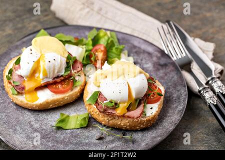 Eier Benedikt mit Salat Stockfoto