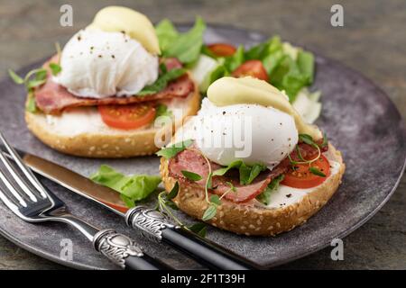 Eier Benedikt mit Salat Stockfoto