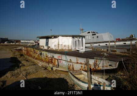 Zwei Hausboote auf dem Fluss Adur in Shoreham, Sussex, England Stockfoto