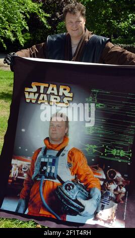 Star Wars-Fanatiker luke skywalker mit einigen seiner Sammlung von Star Wars Erinnerungsstücken Mike Walker, 2007 Stockfoto