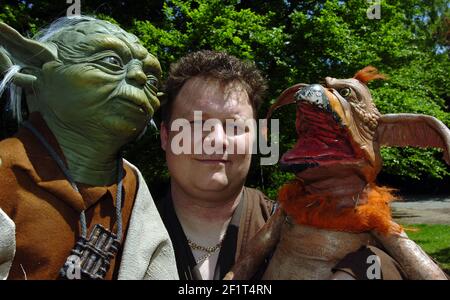 Star Wars-Fanatiker luke skywalker mit einigen seiner Sammlung von Star Wars-Charaktere. PIC mike Walker, 2007 Stockfoto