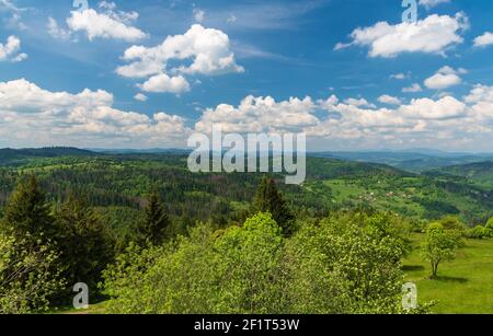 Wunderschöne Aussicht vom Aussichtsturm auf dem Martacky vrch Hügel Javorniky Berge in der Slowakei mit vielen Hügeln und blauen Himmel Mit Wolken Stockfoto