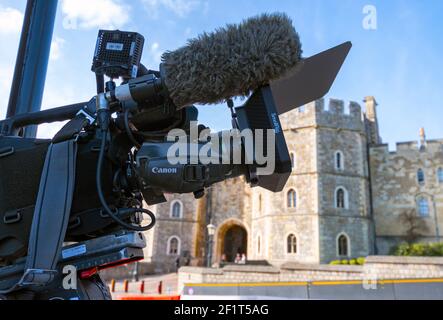 Internationale Filmcrews warten in Erwartung vor dem Eingang zum Henry VIII Gate, Windsor Castle in der Hoffnung, eine Reaktion von der Queen auf das letzte Nacht Meghan's und Prinz Harry's Oprah TV "Bombshell" Interview zu Filmen, Es wurde auch gemunkelt, der Herzog von Edinburgh könnte IO Windsor Castle heute zurückkehren, nachdem er im Krankenhaus in London und hatte eine erfolgreiche Herzoperation Am Mittwoch, den 3. März im St. Bartholomew's Hospital - nur drei Monate vor seinem 100th. Geburtstag.Credit Gary Blake/ AlamyLive News Stockfoto