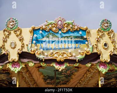 Fuengirola, Malaga, Spanien. Januar 2021. Detail eines traditionellen Kinder-Karussell unter einem blauen Himmel mit Wolken. Stockfoto