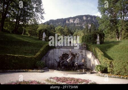 Ettal, Deutschland. 6/19/1990. Schloss Linderhof. Erbaut von König Ludwig II. Von Bayern das kleine Schloss wurde zwischen 1863 und 1886 in 2nd ROKOKO-Stil Architektur gebaut. Ludwigs maurischer Kiosk ist wunderschön, ebenso sein Schlafzimmer, seine Decken, Brunnen und Gärten. Stockfoto