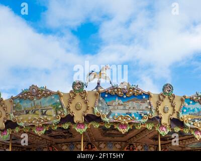 Fuengirola, Malaga, Spanien. Januar 2021. Detail eines traditionellen Kinder-Karussell unter einem blauen Himmel mit Wolken. Stockfoto