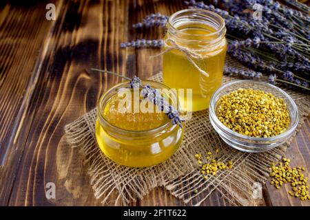 Honig und Bienenpollen auf dem rustikalen Holzhintergrund.Bienenhaltungsprodukte. Stockfoto