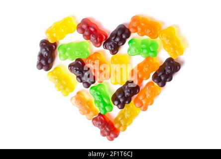 Bunte Gummibärchen Bonbons in Form eines Herzens auf weißem Hintergrund angeordnet. Stockfoto