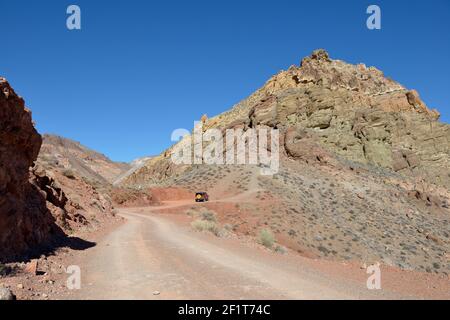 Fahrzeug mit Allradantrieb in Titus Canyon, Death Valley, Kalifornien Stockfoto