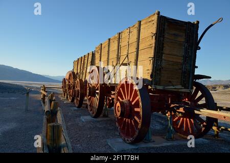 20 Mule Team Mining Carts in den Harmony Borax Werken, Death Valley, Kalifornien Stockfoto