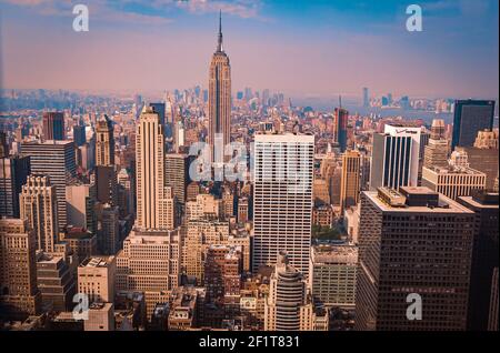 New York City, USA, Juli 2006 - EIN Blick auf New York City und das Empire State Building von oben bei Sonnenuntergang Stockfoto