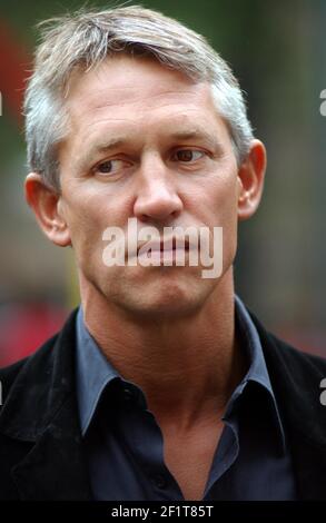 GARY LINEKER IN FITZROVIA,EIN JUGENDPROJEKT IN CAMDEN,29/4/04 PILSTONSPORTHILFE Stockfoto