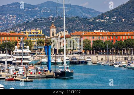 Luxusyachten und -Boote im Hafen von Nizza, Frankreich. Stockfoto
