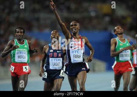 LEICHTATHLETIK - IAAF WELTMEISTERSCHAFTEN 2011 - DAEGU (KOR) - TAG 9 - 04/09/2011 - FOTO : STEPHANE KEMPINAIRE / KMSP / DPPI - 5000 M - MÄNNER - FINALE - SIEGER - GOLDMEDAILLE - MO FARAH (GBR) - SILBERMEDAILLE - BERNARD LAGAT (USA) Stockfoto