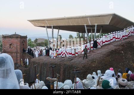 Äthiopien Lalibela lPilger beobachten die Prozession der Priester und Diakone am Weihnachtsmorgen bei Beta Maryam. Stockfoto