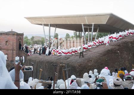 Äthiopien Lalibela lPilger beobachten die Prozession der Priester und Diakone am Weihnachtsmorgen bei Beta Maryam. Stockfoto