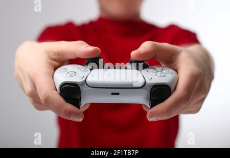 Teenager, die auf einer PlayStation 5 oder PS5 spielen Stockfoto