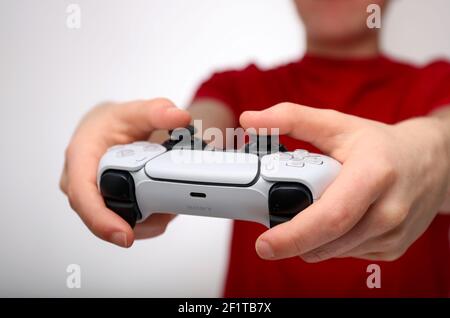 Teenager, die auf einer PlayStation 5 oder PS5 spielen Stockfoto