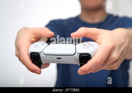 Teenager, die auf einer PlayStation 5 oder PS5 spielen Stockfoto